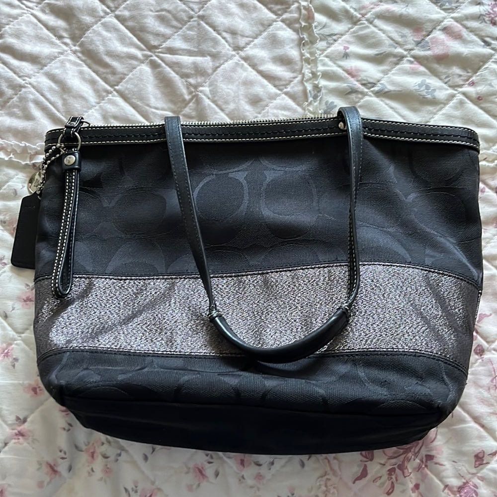 Black like new coach purse. Excellent condition.